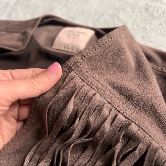 Abercrombie & Fitch Faux Suede Fringe Cropped Festival Jacket Stone Gray Medium - Picture 7 of 13